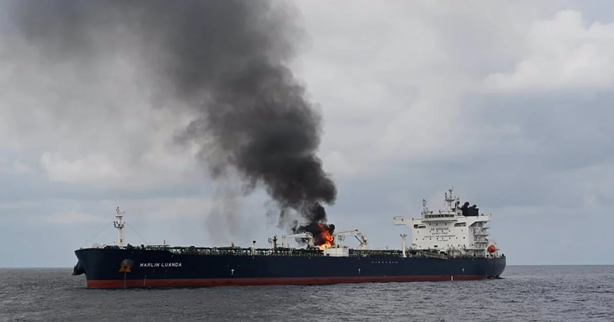 New assault off the coast of Yemen: a cargo ship caught fireplace after being hit by a missile