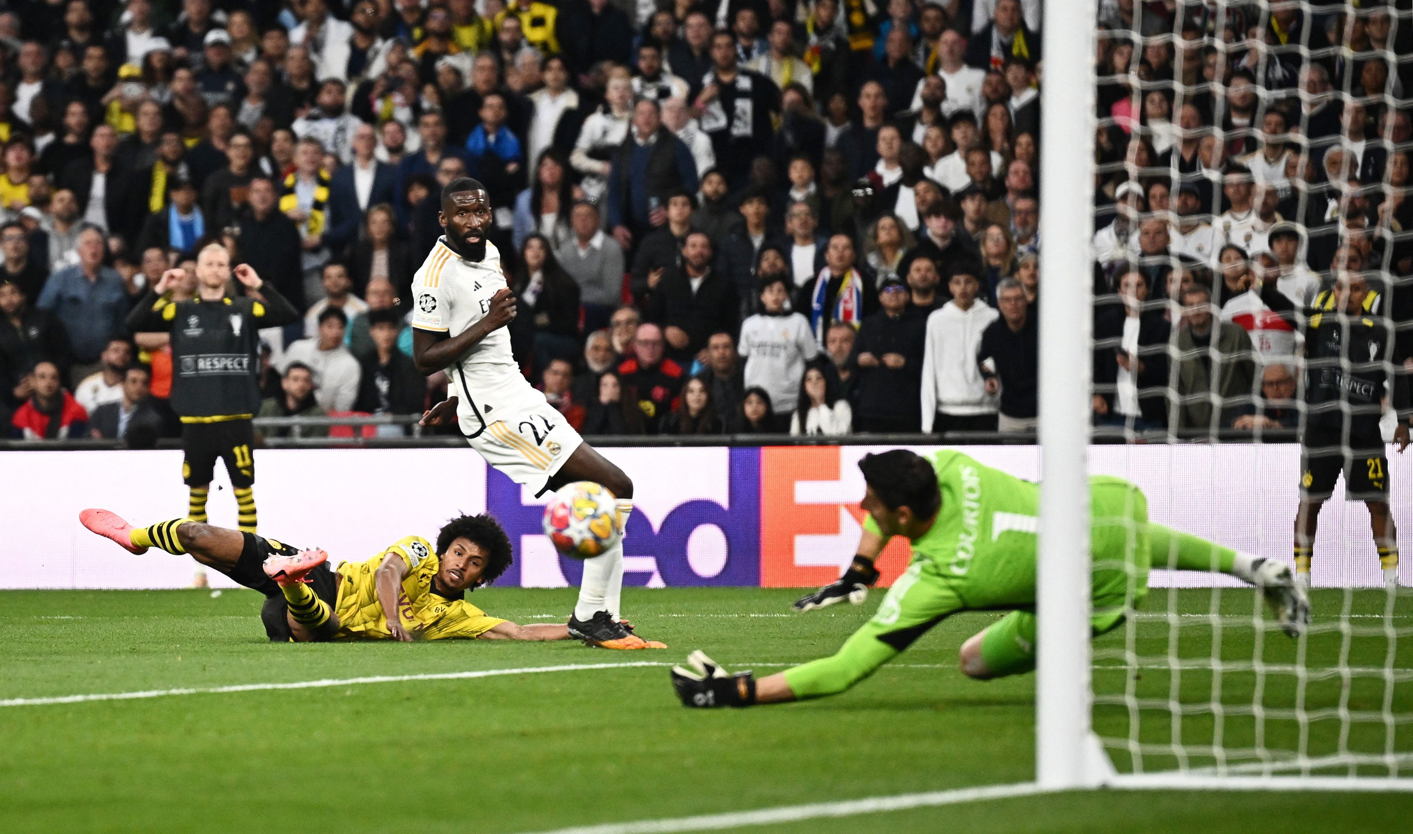 Thibaut Courtois le atajó un remate a Karim Adeyemi. El arquero del Real Madrid es figura (REUTERS/Dylan Martinez)