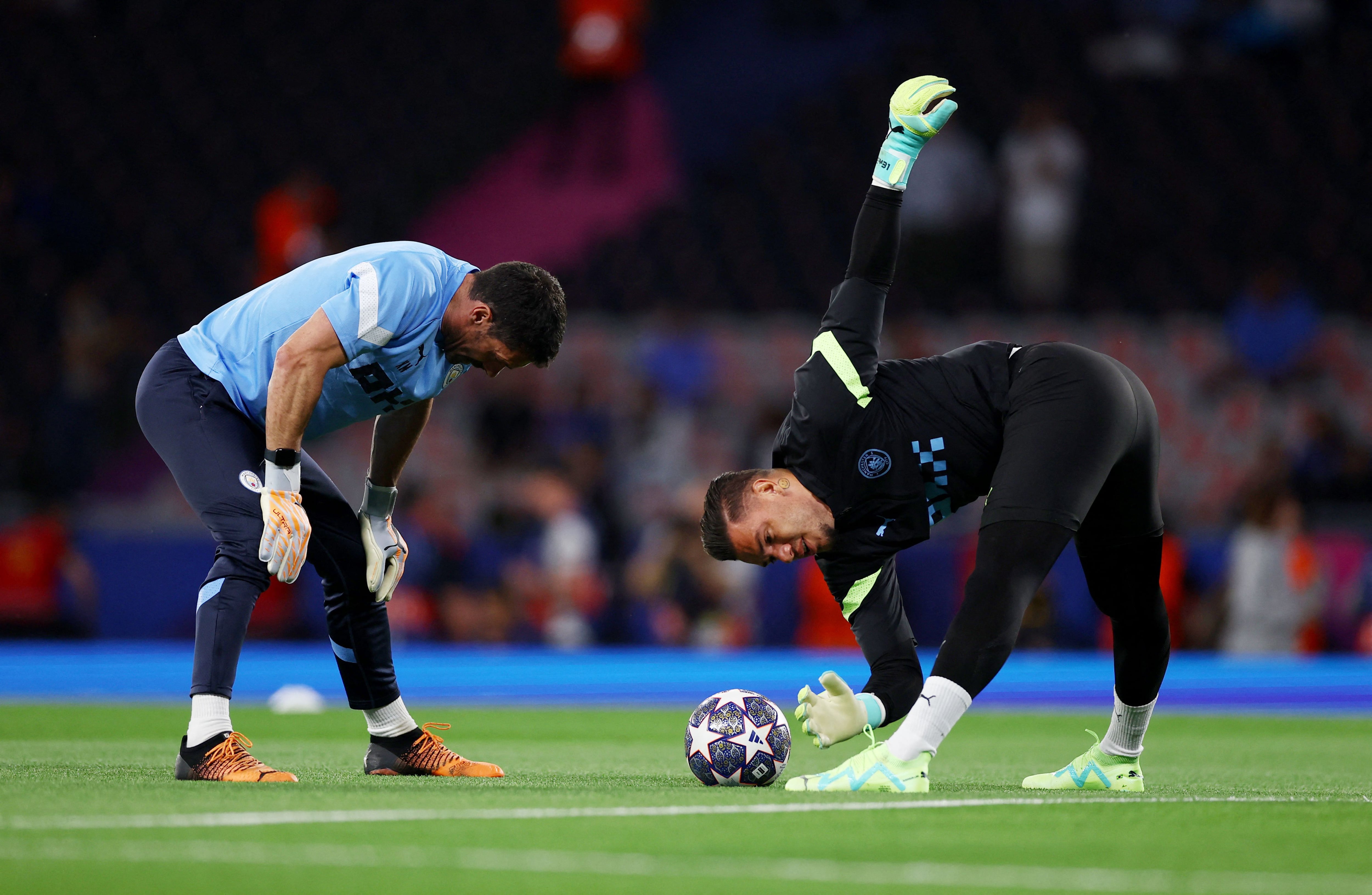 El arquero Ederson se prepara para el partido (Foto: Reuters/Matthew Childs)