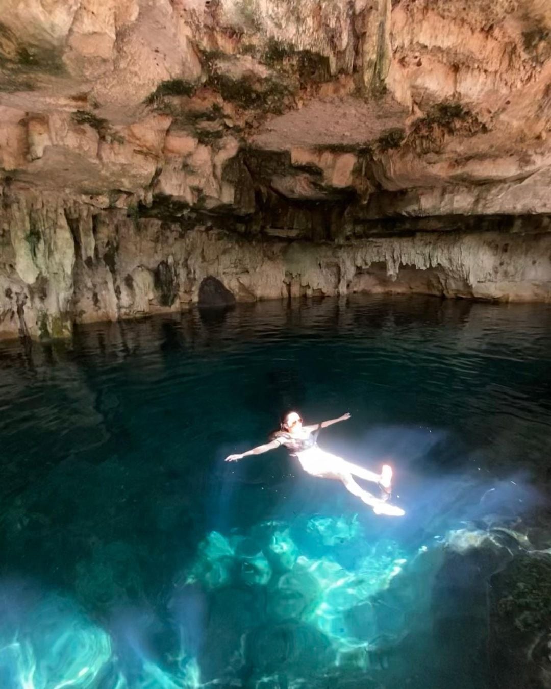 Camila Sodi em cenote