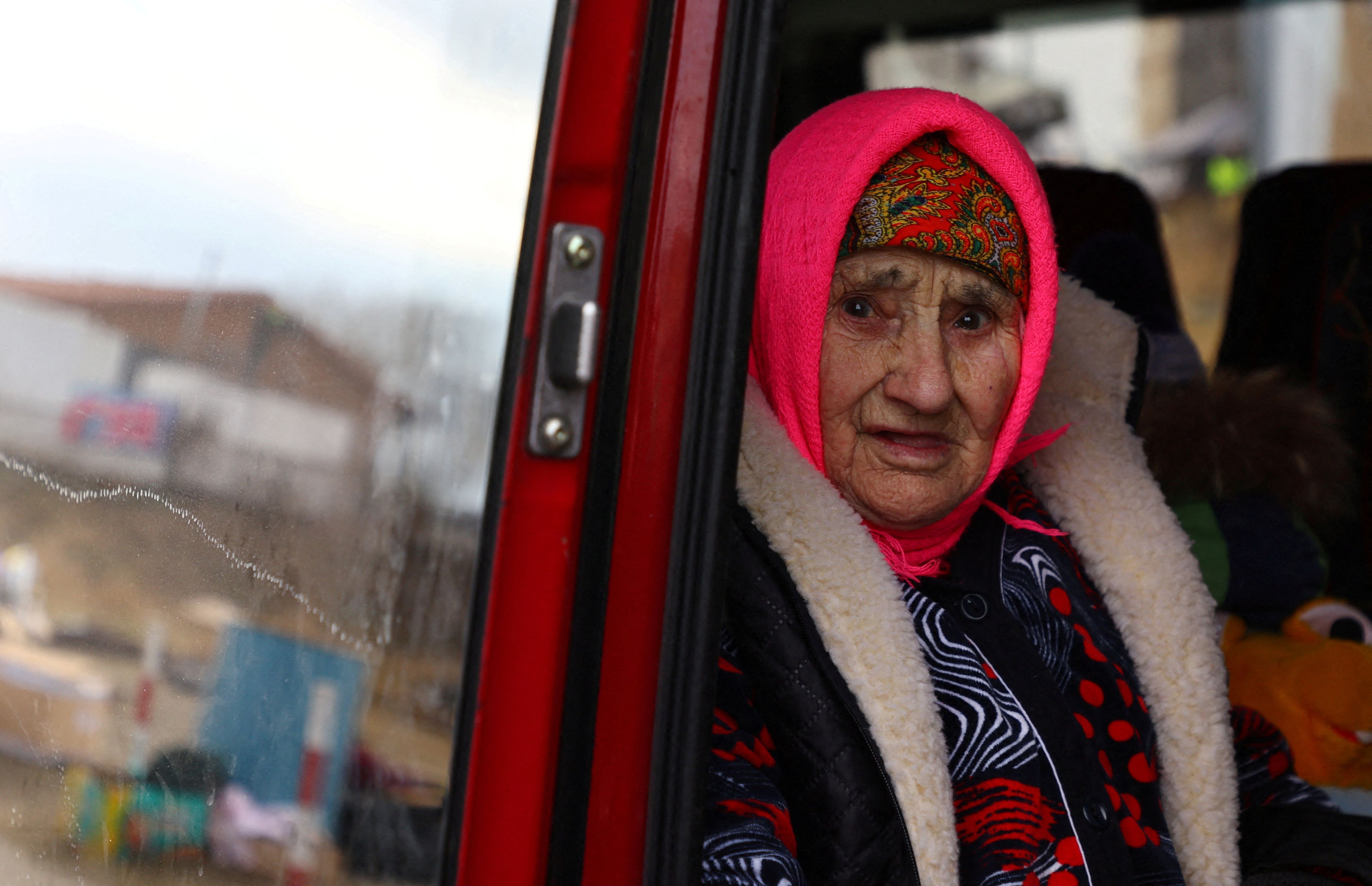 Natasha, de 83 años, mira desde un autobús después de cruzar la frontera de Ucrania a Polonia (REUTERS/Fabrizio Bensch)