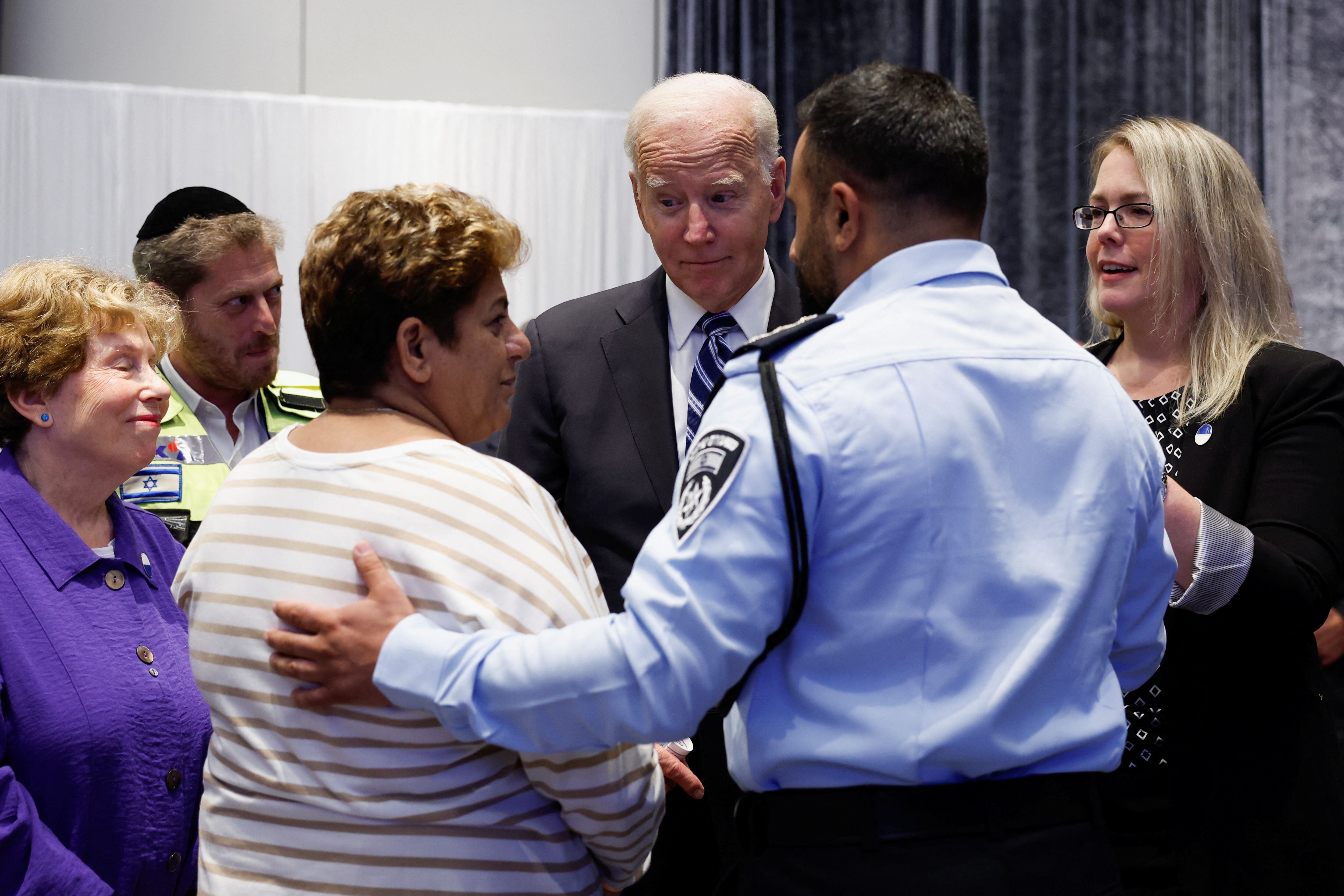 El presidente de Estados Unidos, Joe Biden, se reúne con los primeros sobrevivientes israelíes, familiares y otros ciudadanos directamente afectados por el ataque del 7 de octubre contra Israel perpetrado por Hamás, en Tel Aviv, Israel, 18 de octubre de 2023. REUTERS/Evelyn Hockstein