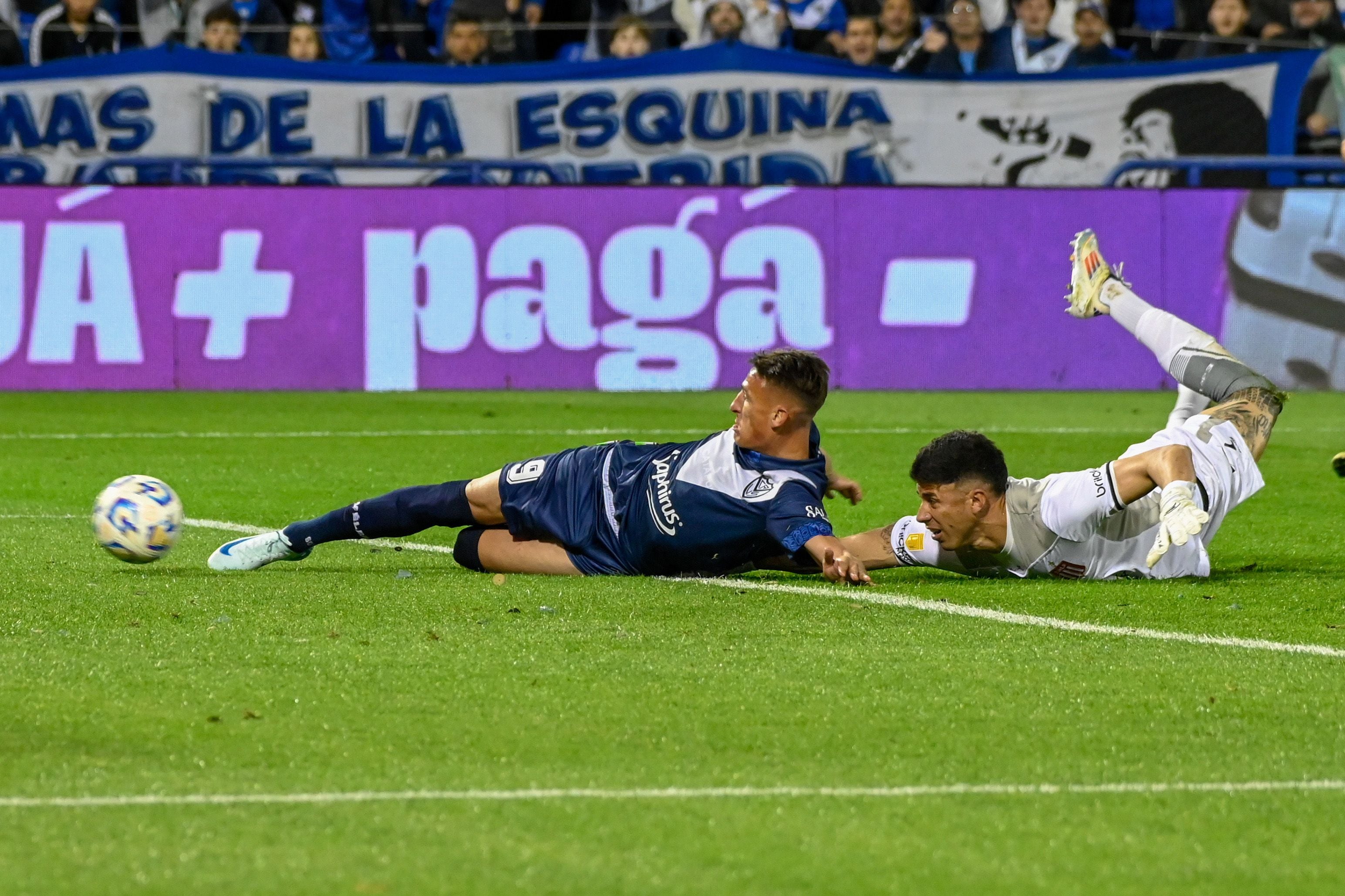 Romero ya le robó el balón a Mansilla y se arroja para anotar el 1-0 (Fotobaires)
