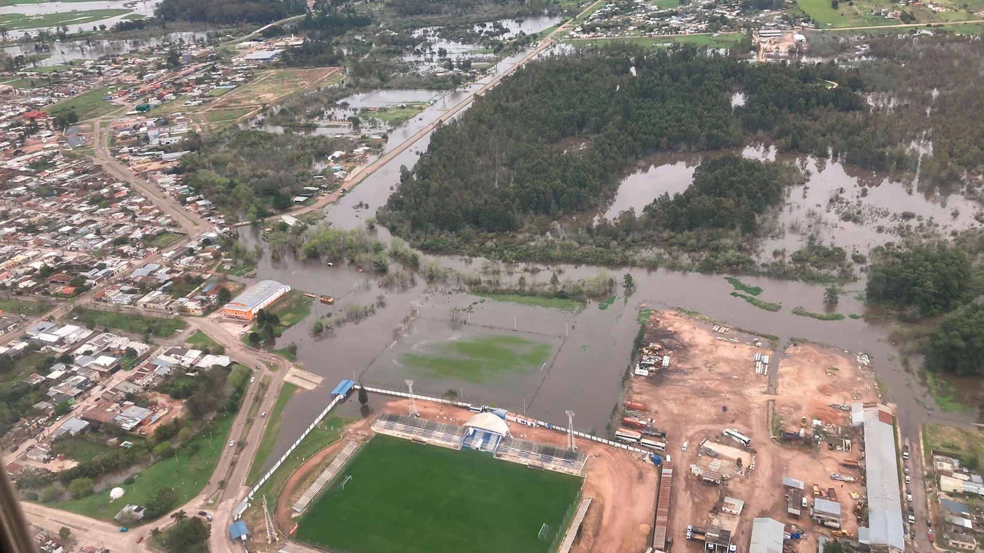 La Fuerza Aérea uruguaya desplegó un operativo con un helicóptero en apoyo a las inundaciones en Cerro Largo, Uruguay. (Crédito: Ministerio de Defensa)