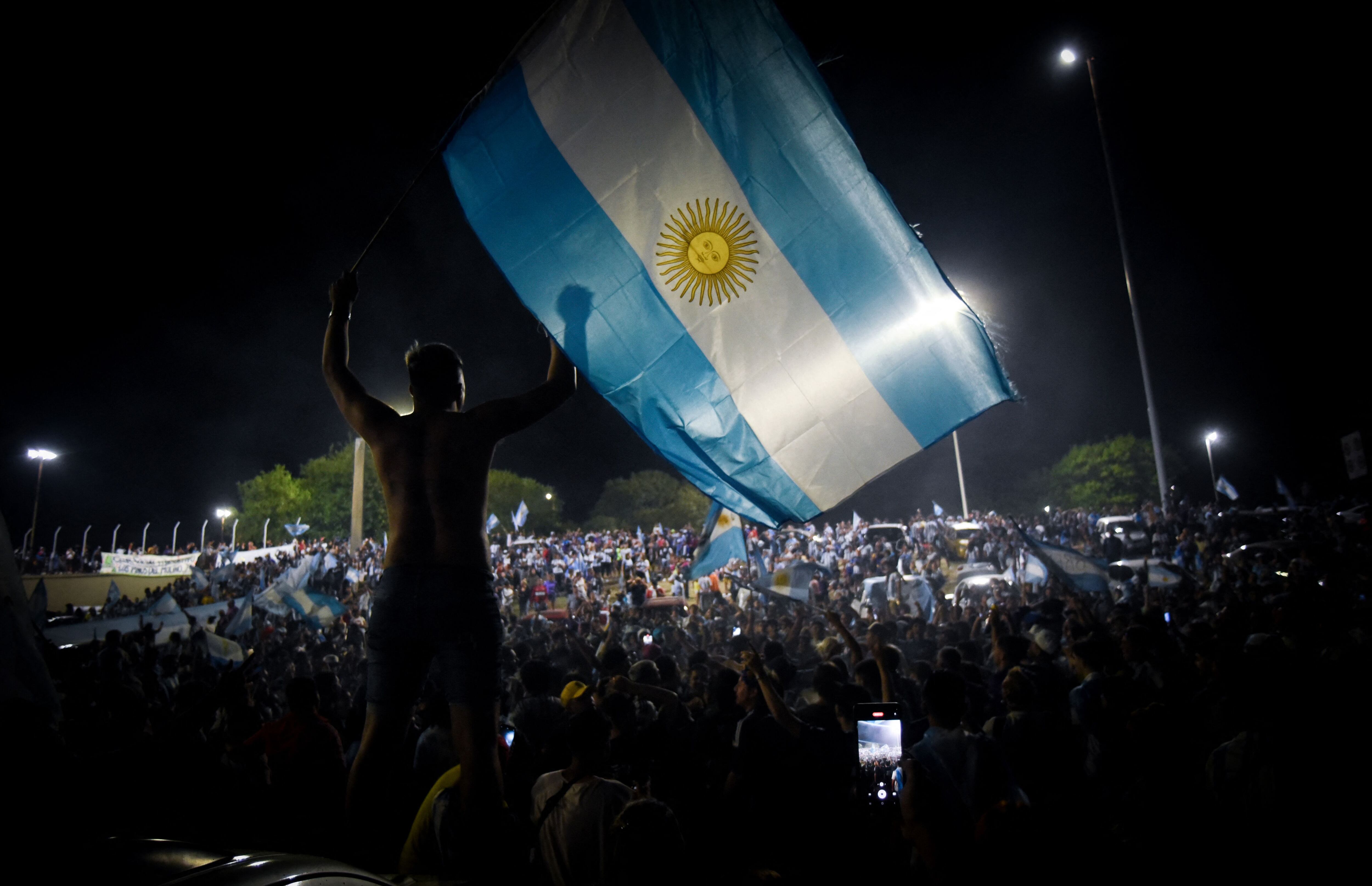 El plantel argentino arribará pasadas las 2 de la madrugada al Aeropuerto Internacional de Ezeiza (REUTERS/Mariana Nedelcu)