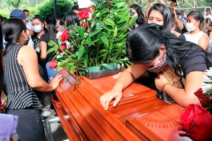 Familiares lloran sobre un ataúd con el cuerpo de Sebastián Quintero, una de las víctimas de la masacre de nueve jóvenes, durante su velorio el 17 de agosto, en Samaniego (Colombia).  EFE / Sebastián Leonardo Castro