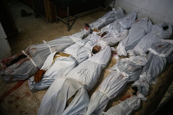 Los cuerpos de civiles muertos en los ataques sobre la región de Guta Oriental. Entre los muertos hay numerosos niños (AFP)