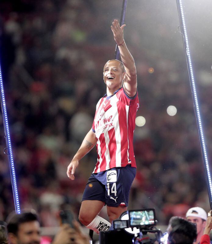 Javier "Chicharito" Hernández saluda a los aficionados durante su presentación como jugador del club Guadalajara. Estadio Akron, Guadalajara, México. 27 de enero de 2024. REUTERS/Ivan Arias