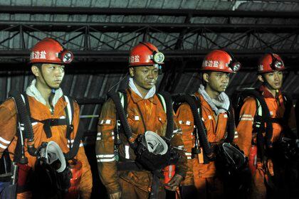 Trabajadores de los equipos de rescate intentan rescatar a los mineros atrapados en una mina china, tras producirse una explosión. EFE/ He Yuan/Archivo 