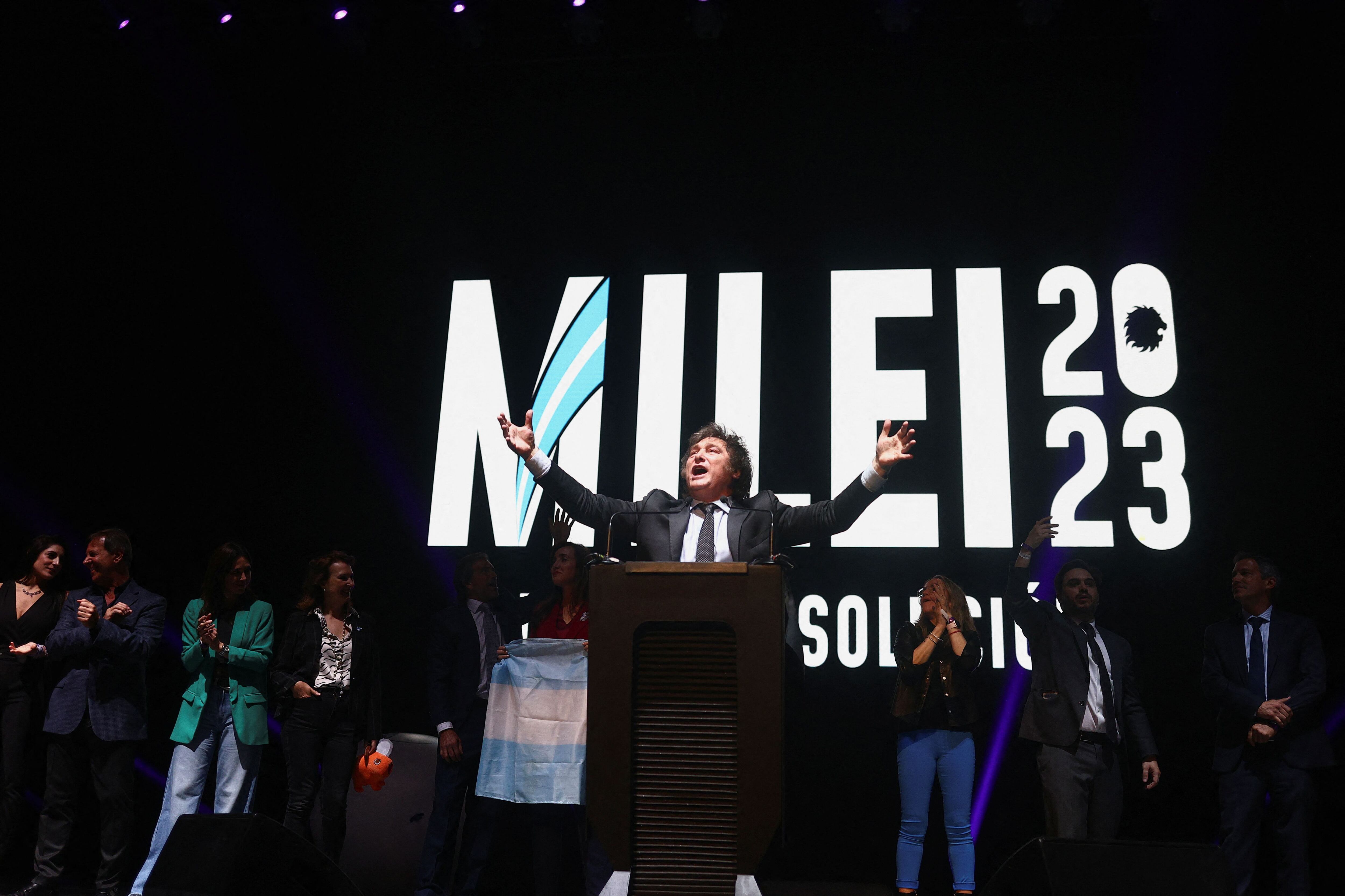 Milei en el inicio de su discurso de cierre de campaña en el estadio Movistar Arena (Reuters)