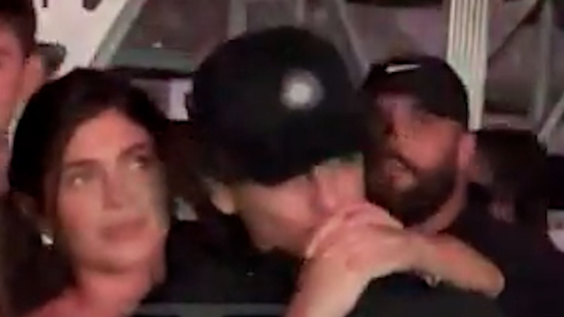 Jenner y Chalamet estuvieron abrazados y de la mano durante el show (TMZ)