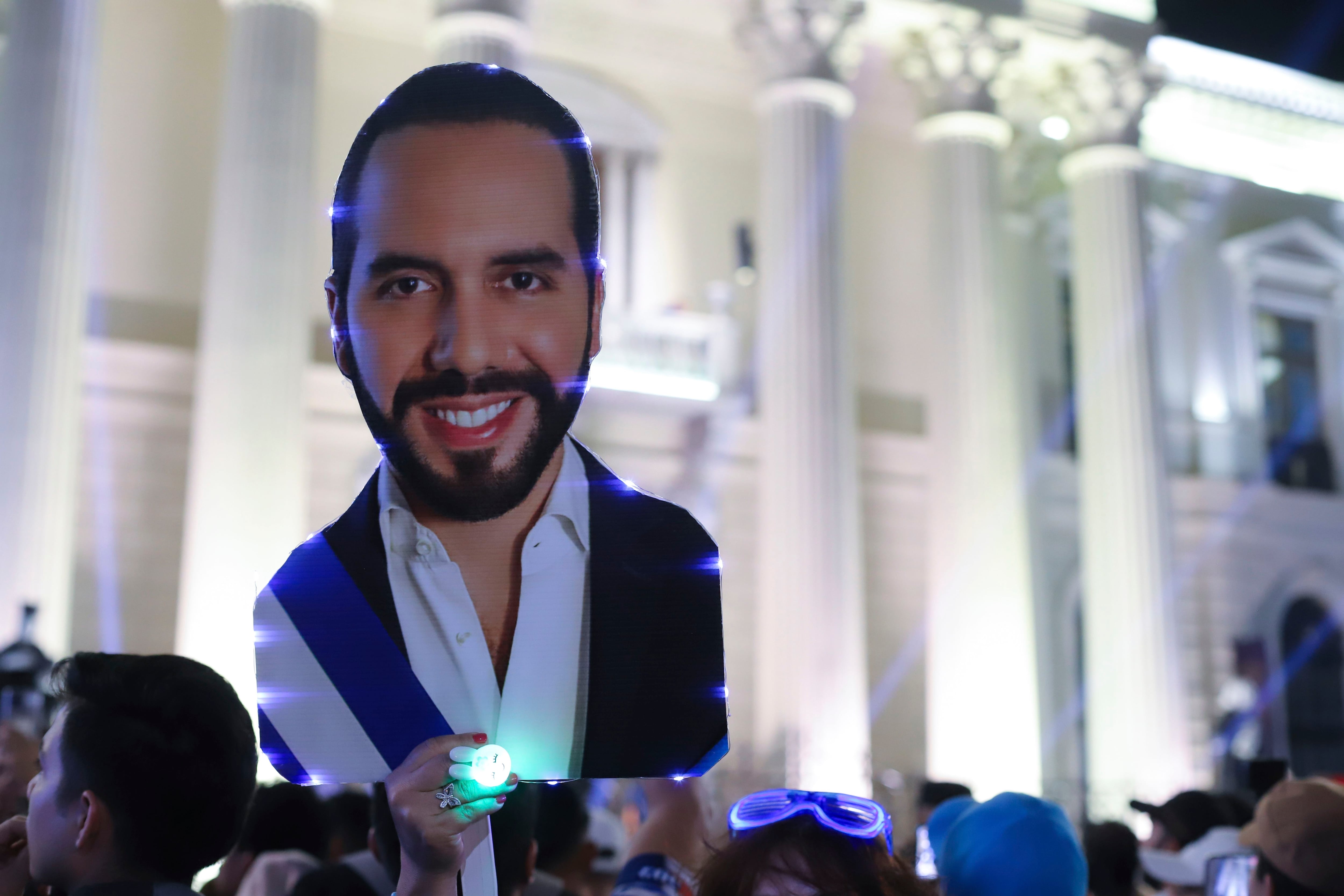 Seguidores del presidente Nayib Bukele celebran en la plaza Gerardo Barrios, en el centro de San Salvador, luego de que el mandatario se proclamara ganador de las elecciones del domingo (AP Foto/Salvador Meléndez)