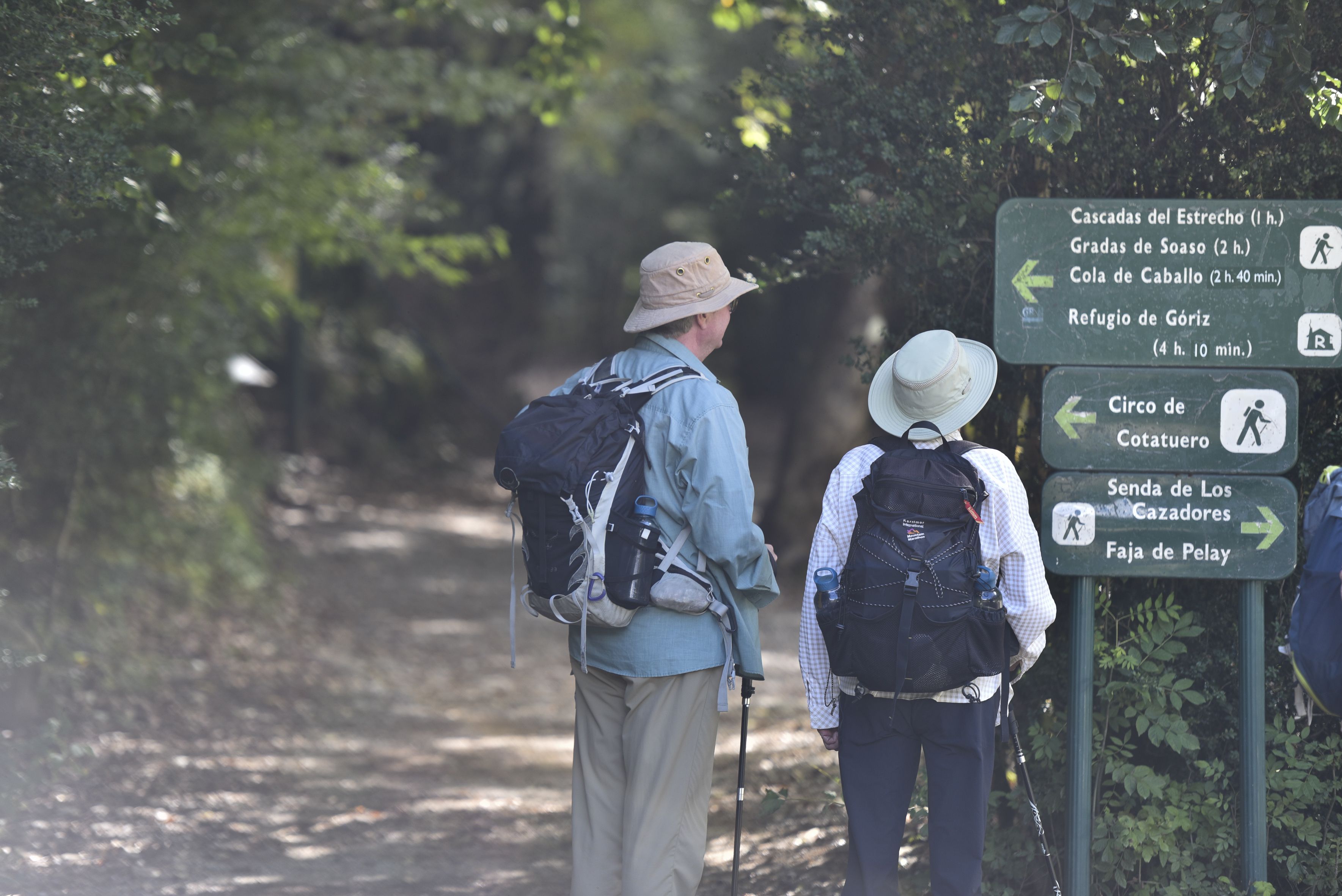 Dos personas pasean en el Parque Nacional de Ordesa y Monte Perdido, en Huesca. (Verónica Lacasa / Europa Press)