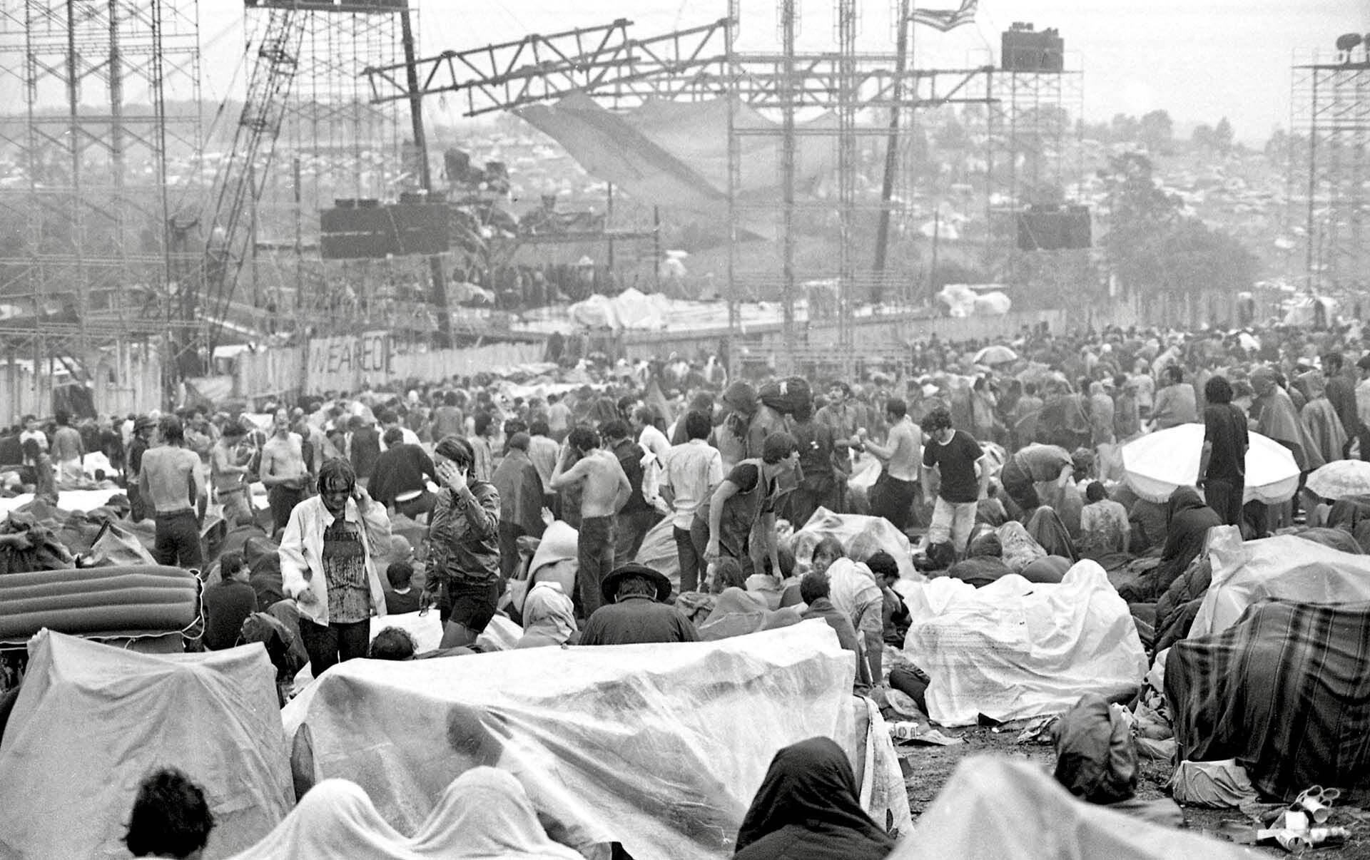 La lluvia fue otro condimento que hizo épicas las jornadas de Woodstock. Todo se convirtió en un lodazal (Ilene Levine/The Museum at Bethel Woods/Via REUTERS)