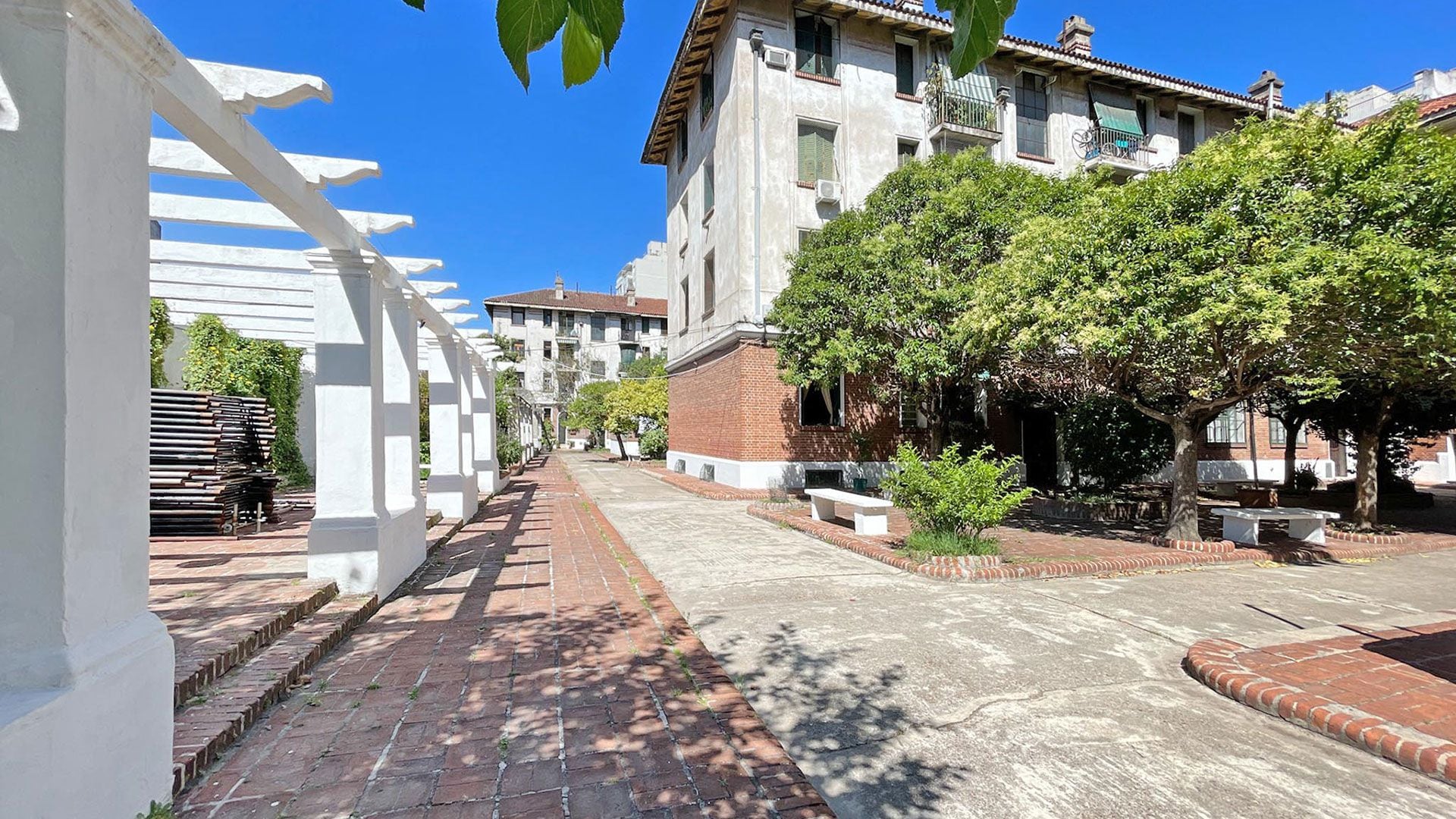 La centenaria Mansión de Flores, construida por el arquitecto Fermín Bereterbide, es un ejemplo de eficiencia en viviendas colectivas en la zona oeste de CABA. Inaugurado en 1924 y ubicado entre Yerbal, Caracas, Gavilán y las vías del Ferrocarril Sarmiento, el complejo cuenta con unidades en venta actualmente