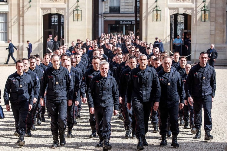 Los bomberos parisinos que trabajaron en Notre Dame (Christophe Petit Tesson/Pool via REUTERS)