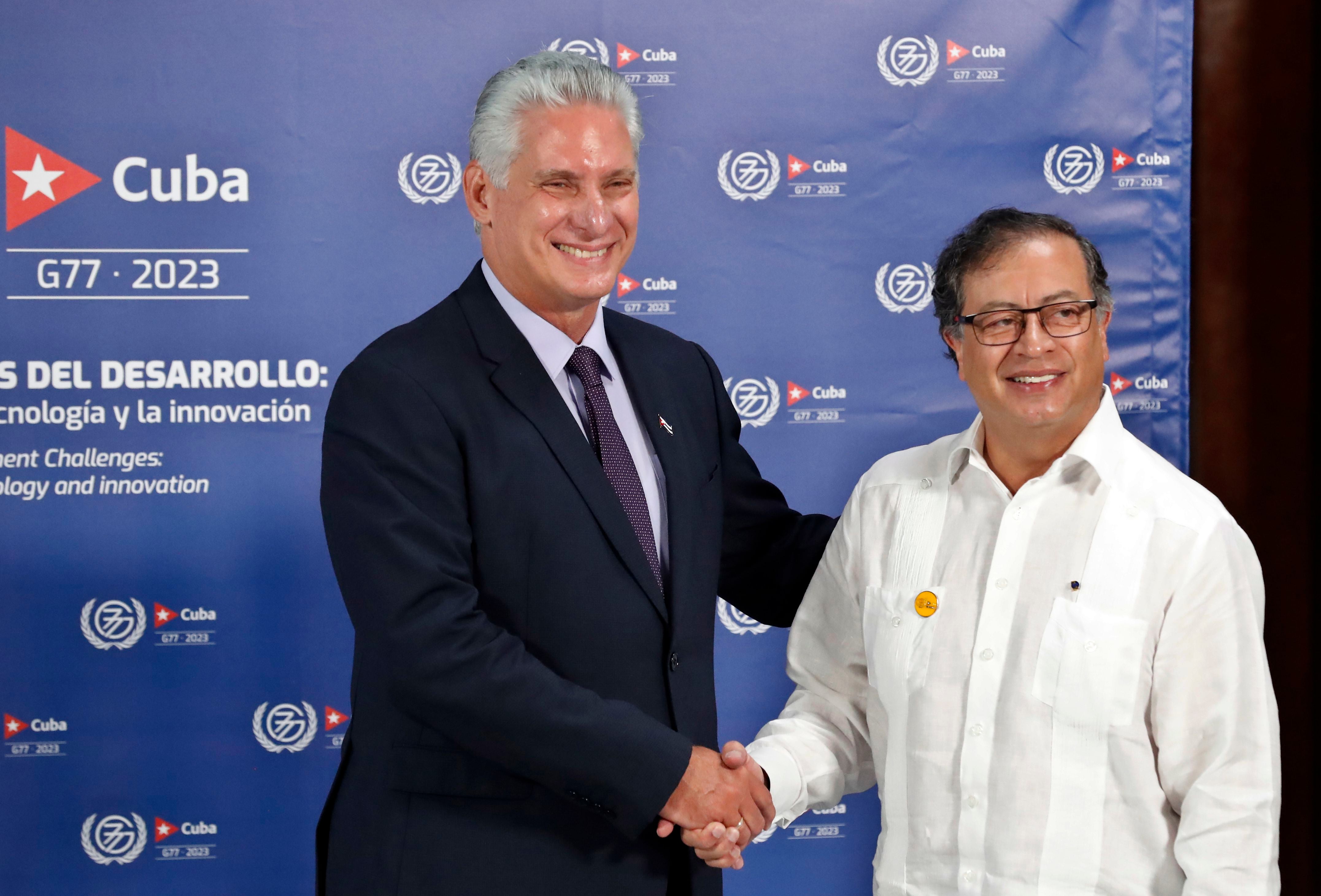 Imagen de archivo del presidente de Cuba, Miguel Diaz-Canel (i), y el presidente de Colombia, Gustavo Petro, saludándose durante la inauguración de la cumbre del G77+China, en el Palacio de Convenciones de La Habana (Cuba) - crédito Ernesto Mastrascusa/EFE
