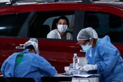 Personal sanitario prepara pruebas para detectar la covid- 19 en un centro de control de la Ciudad de Buenos Aires (Foto: EFE)