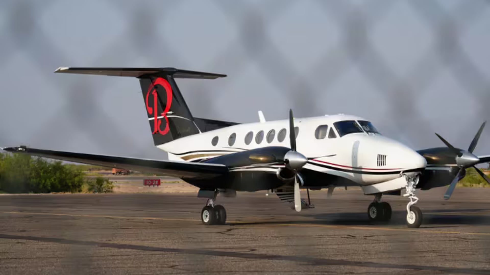 Fotografía donde se observa el avión privado en el que fueron transportados Ismael 'el Mayo' Zambada y Joaquín Guzmán López.