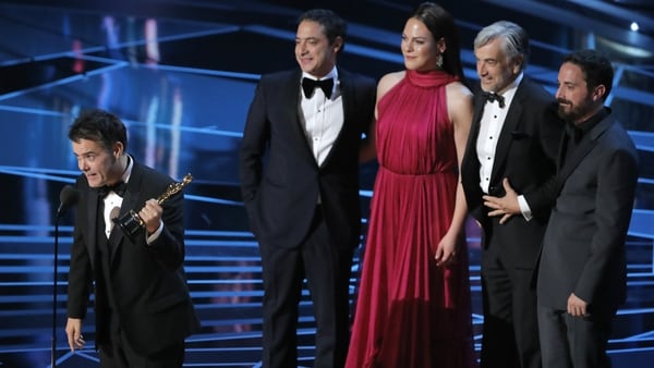 Sebastián Leilo, director de “Una mujer fantástica”, con una estatuilla histórica