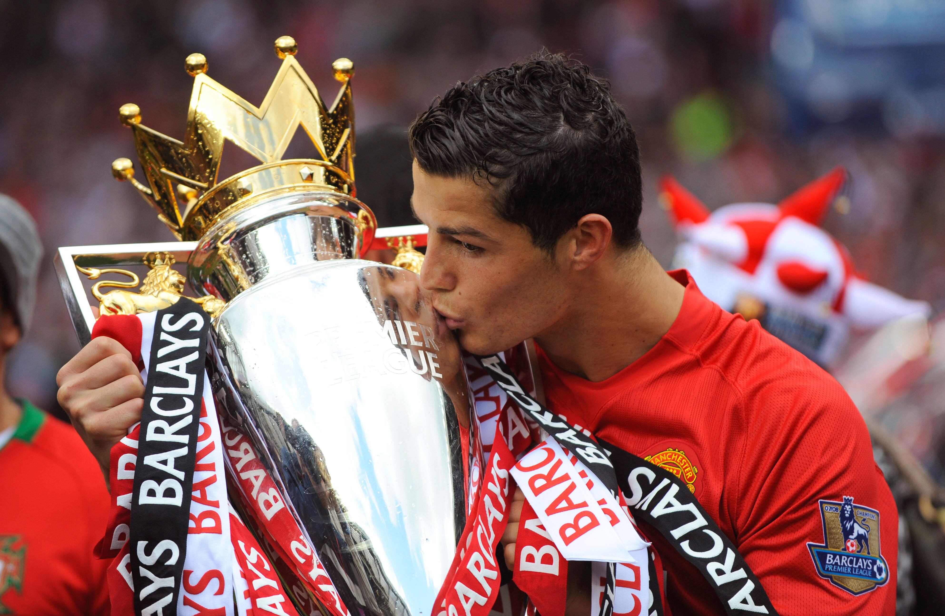 Cristiano con el trofeo por ser el campeón de la Premier League (Reuters/Michael Regan/File Photo)