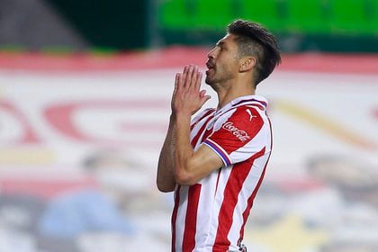 El delantero aseguró que retirarse en las Chivas “sería algo muy especial” para su carrera (Foto: Víctor Cruz/ AFP)