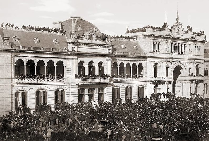 Una multitud lo acompañó a la Casa Rosada cuando asumió la presidencia, luego de la renuncia de Juárez Celman (Archivo General de la Nación)