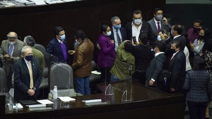 Aunque Hugo López-Gatell aún no ha sido citado para comparecer, estuvo presente y fotografiado con legisladores de Morena.  (Foto: Mario Jasso / Cuartoscuro)