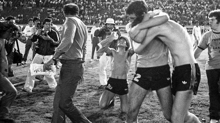 Maradona de rodillas celebra la obtenciÃ³n del primer tÃ­tulo con la selecciÃ³n argentina (Foto: Tomikoshi Photography)