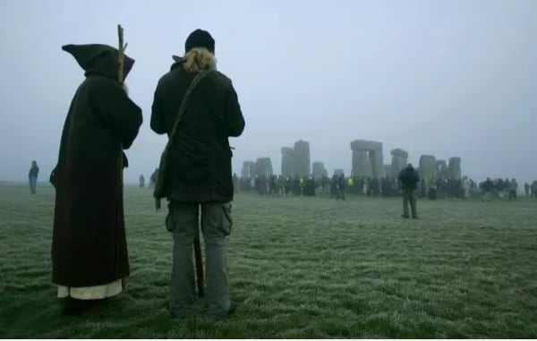 Seguidores de la Wicca se reúnen en el Monumento Stonehenge, en Gran Bretaña (Foto: AP)