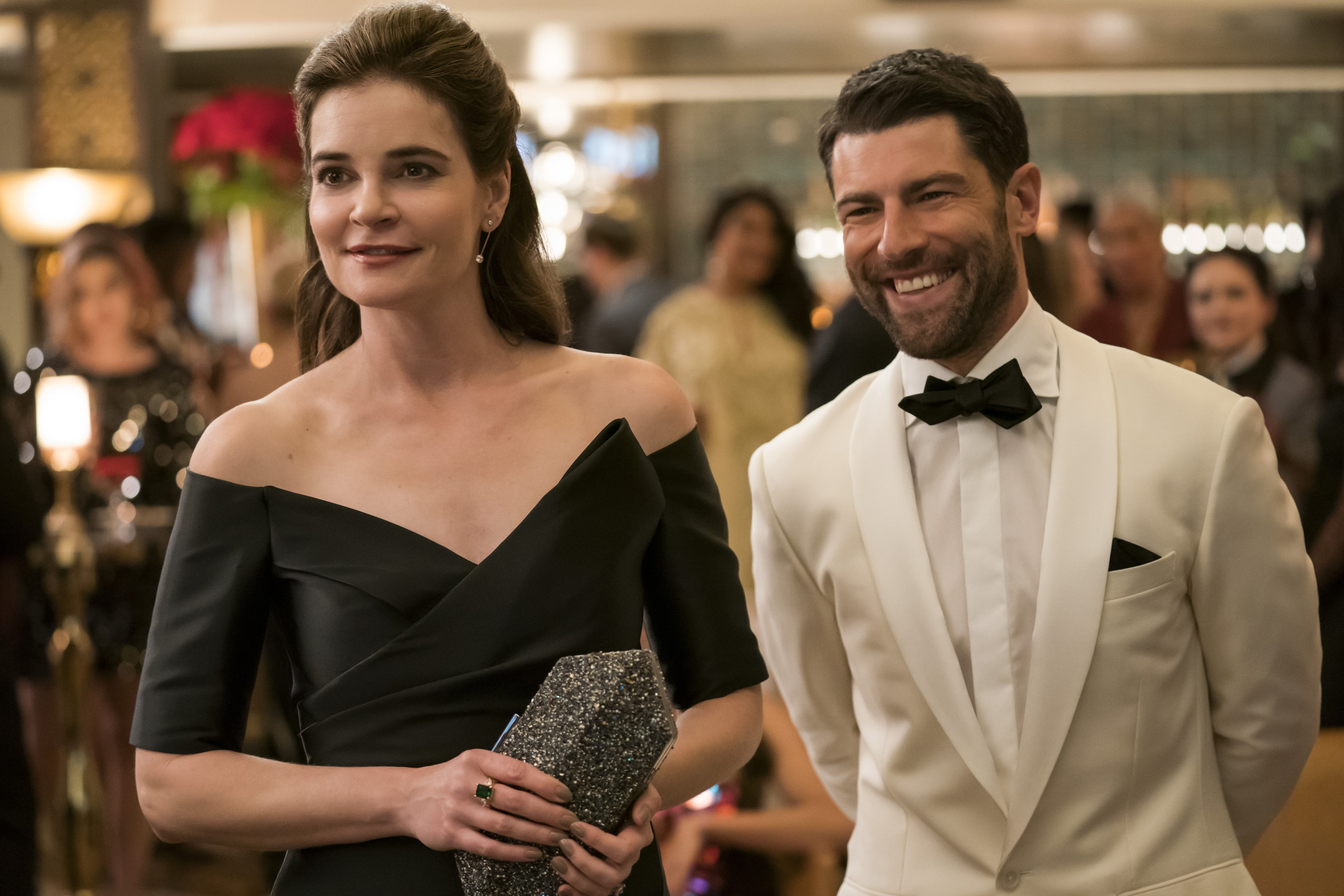 Vincent Royce (Max Greenfield) es el amante de Olivia pero está casado con Kathryn Royce (Betsy Brandt). Uno de los tantos enredos que se verán en esta versión de un film francés de 2006. (Dan McFadden/Hulu)