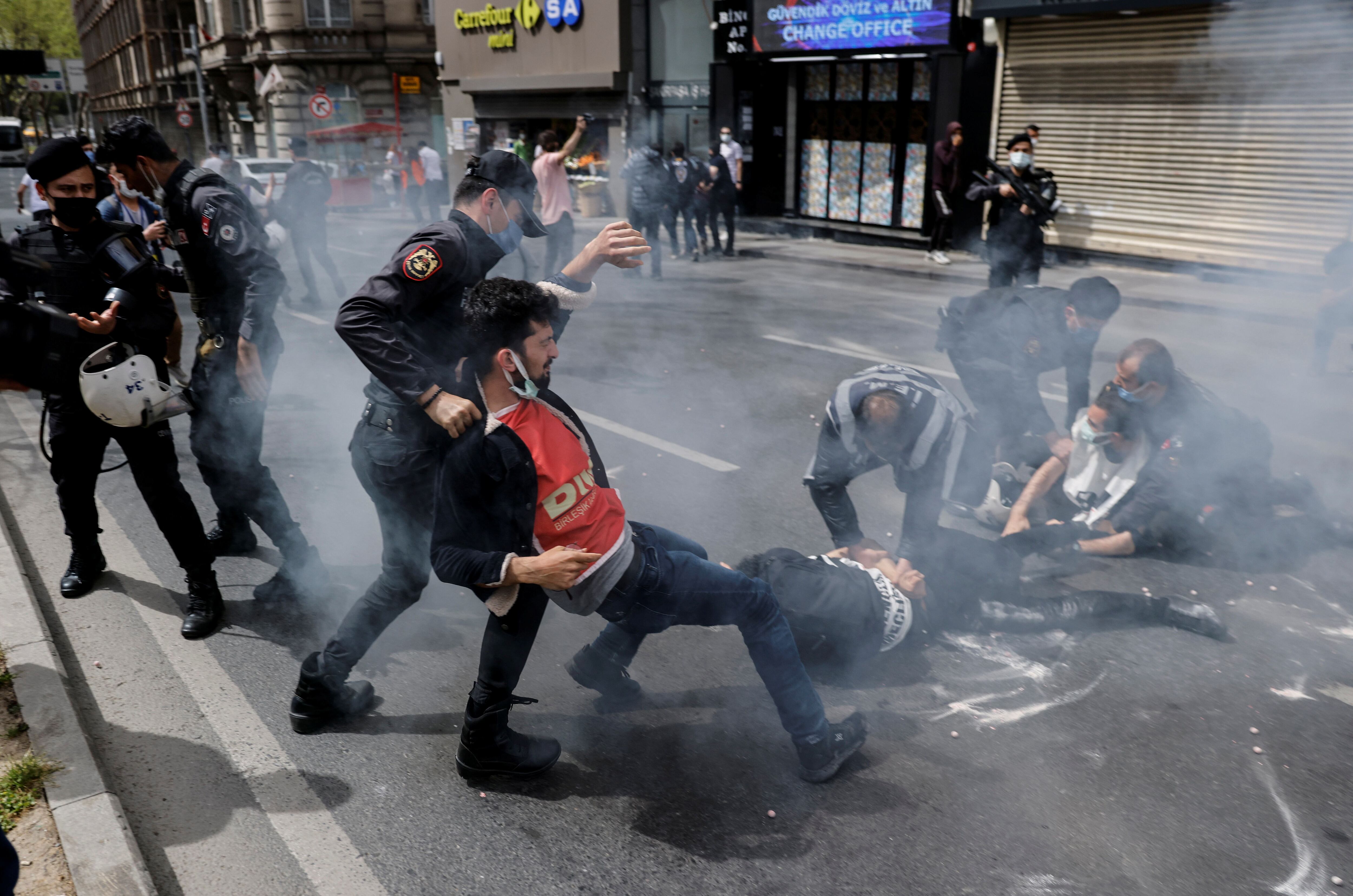 Simpatizantes de izquierda y estudiantes universitarios intentaron entrar en Taksim por distintos accesos, pero fueron bloqueados y muchos de ellos detenidos por policías antidisturbios y agentes de civil (REUTERS/Umit Bektas)