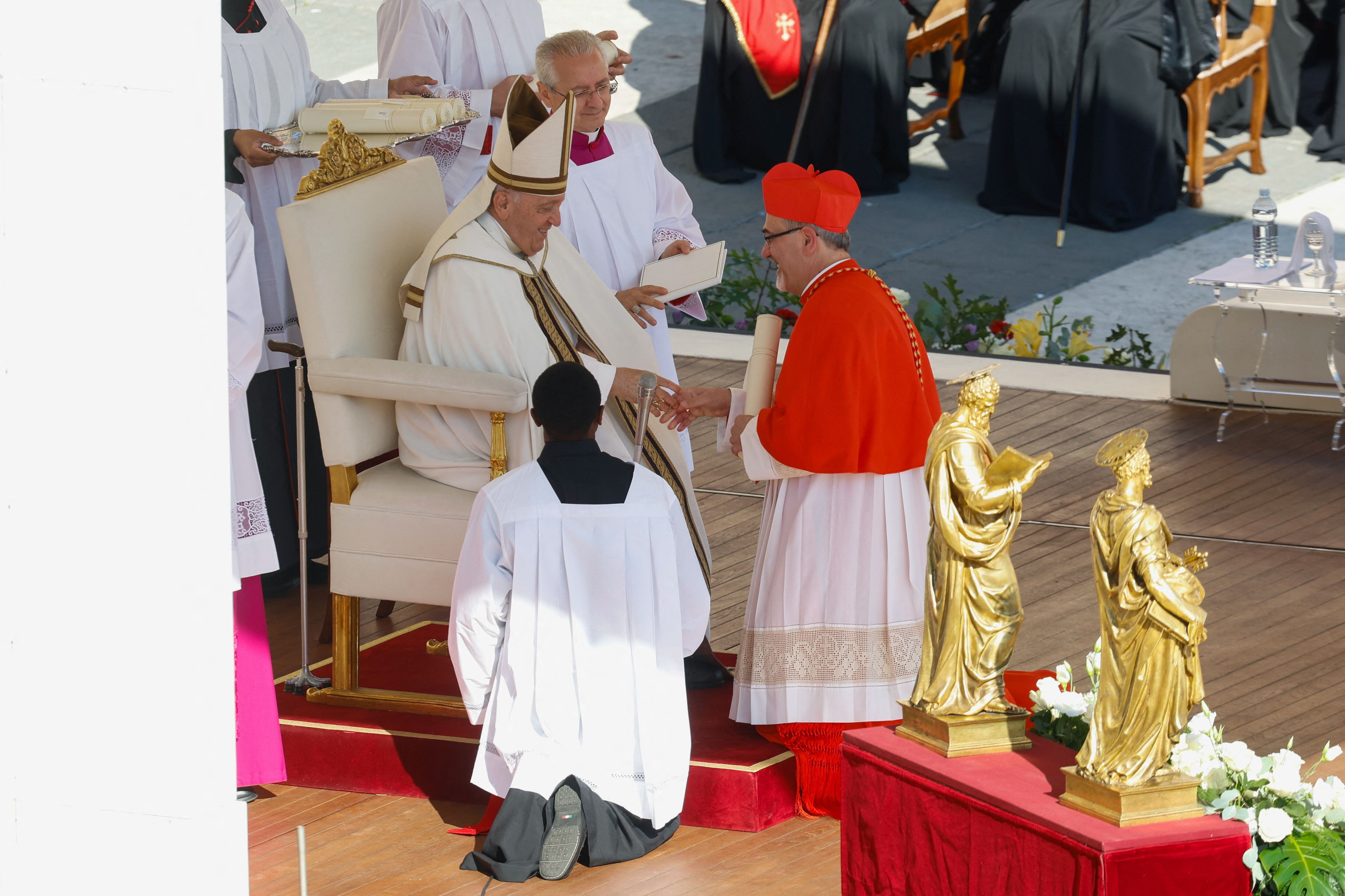 El Papa Francisco bendice al nuevo cardenal Pierbattista Pizzaballa durante una ceremonia de consistorio para elevar a prelados católicos romanos al rango de cardenal, en la plaza de San Pedro del Vaticano, el 30 de septiembre de 2023 (REUTERS)