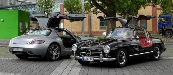 Frente a frente un viejo Mercedes 300 SL y un moderno Mercedes SLS AMG