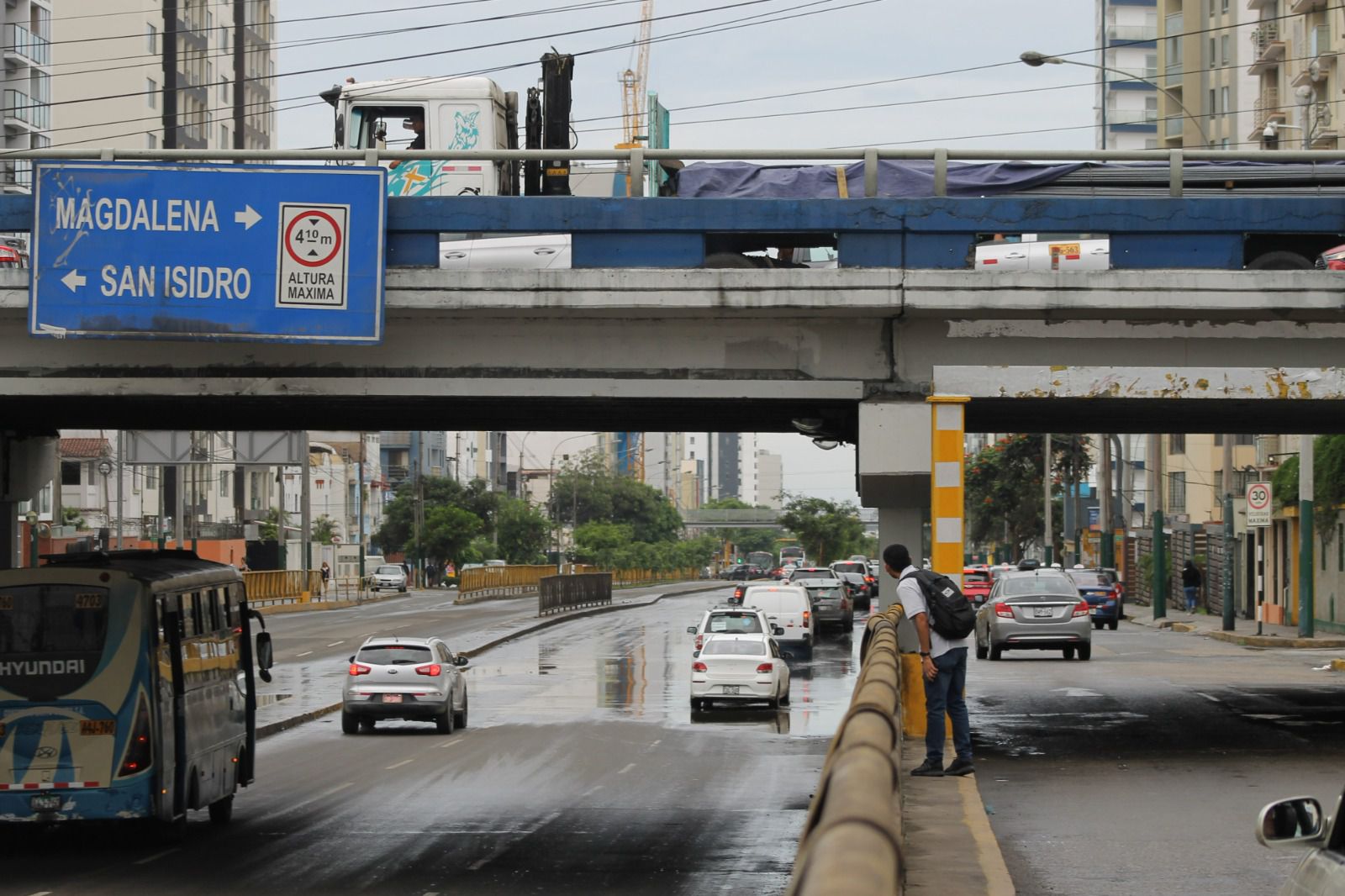 Labores de limpieza en puente de la Av. Brasil por parte de la Municipalidad de Lima. Trabajos para despejar vías tendrá una duración aproximada de 1 hora sin uso de maquinaria