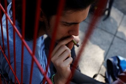 Un hombre fuma marihuana frente al edificio del Senado mexicano en el jardín de protesta de cannabis del Movimiento Mexicano Cannabico en la Ciudad de México (Foto: REUTERS / Carlos Jasso)