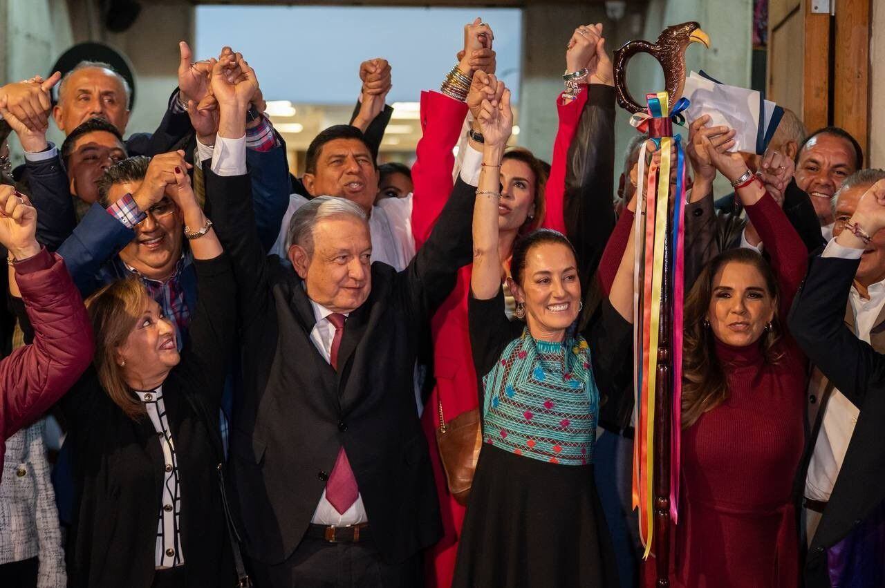 A la entrega del bastón de mando acudieron varios gobernadores de Morena. (Foto: Europa Press)