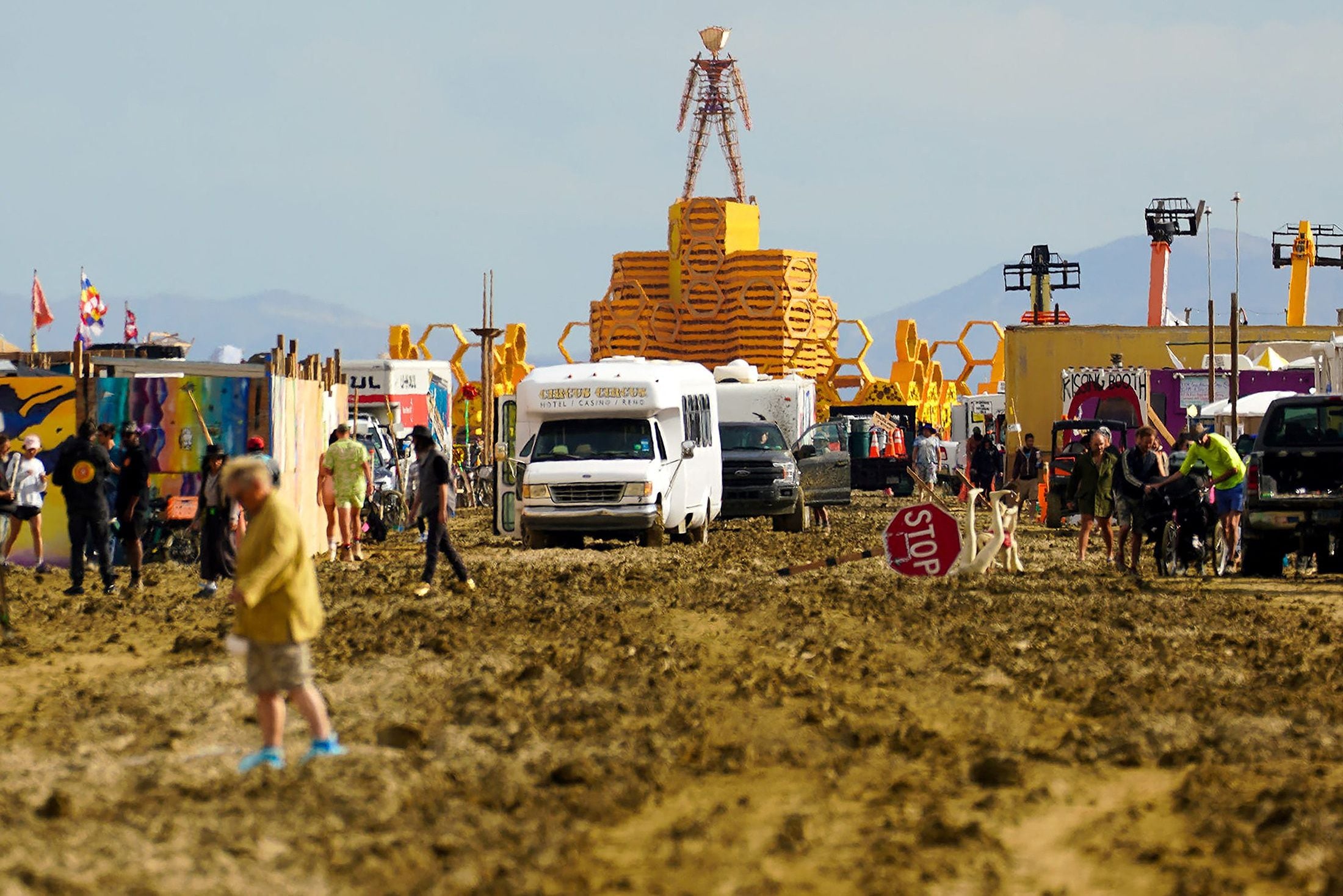 La estructura Man, que normalmente se quema el sábado por la noche, se cierne sobre el campamento de Burning Man después de que una fuerte tormenta dejó a decenas de miles de juerguistas que asistían al festival anual varados en el barro en Black Rock City, en el desierto de Nevada, el 3 de septiembre de 2023. Trevor Hughes/USA Today Network vía REUTERS.