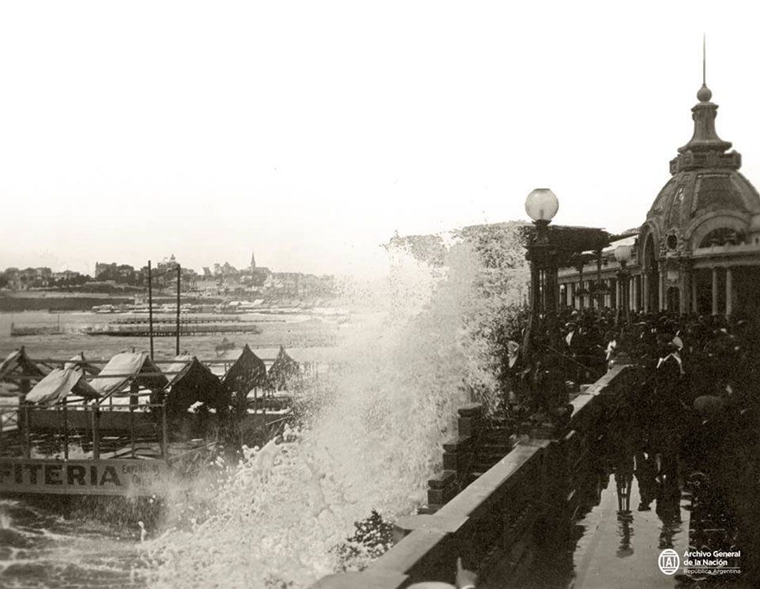 En 1924, las olas azotan la rambla durante un temporal (Foto: Archivo General de la Nación)