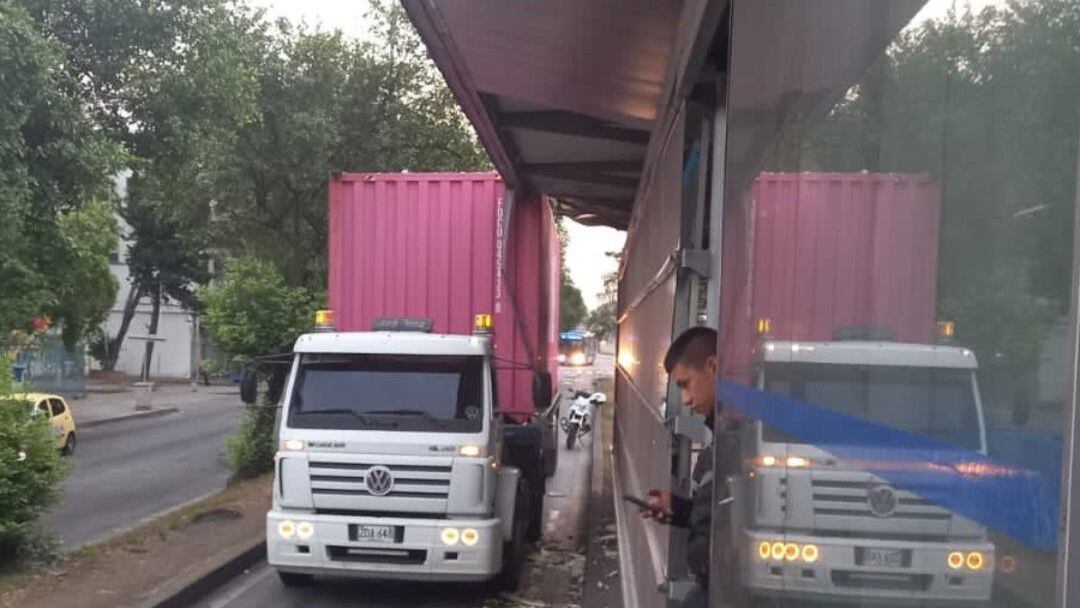 Un Camión Invadió El Carril Exclusivo Y Se Estrelló Contra Una Estación