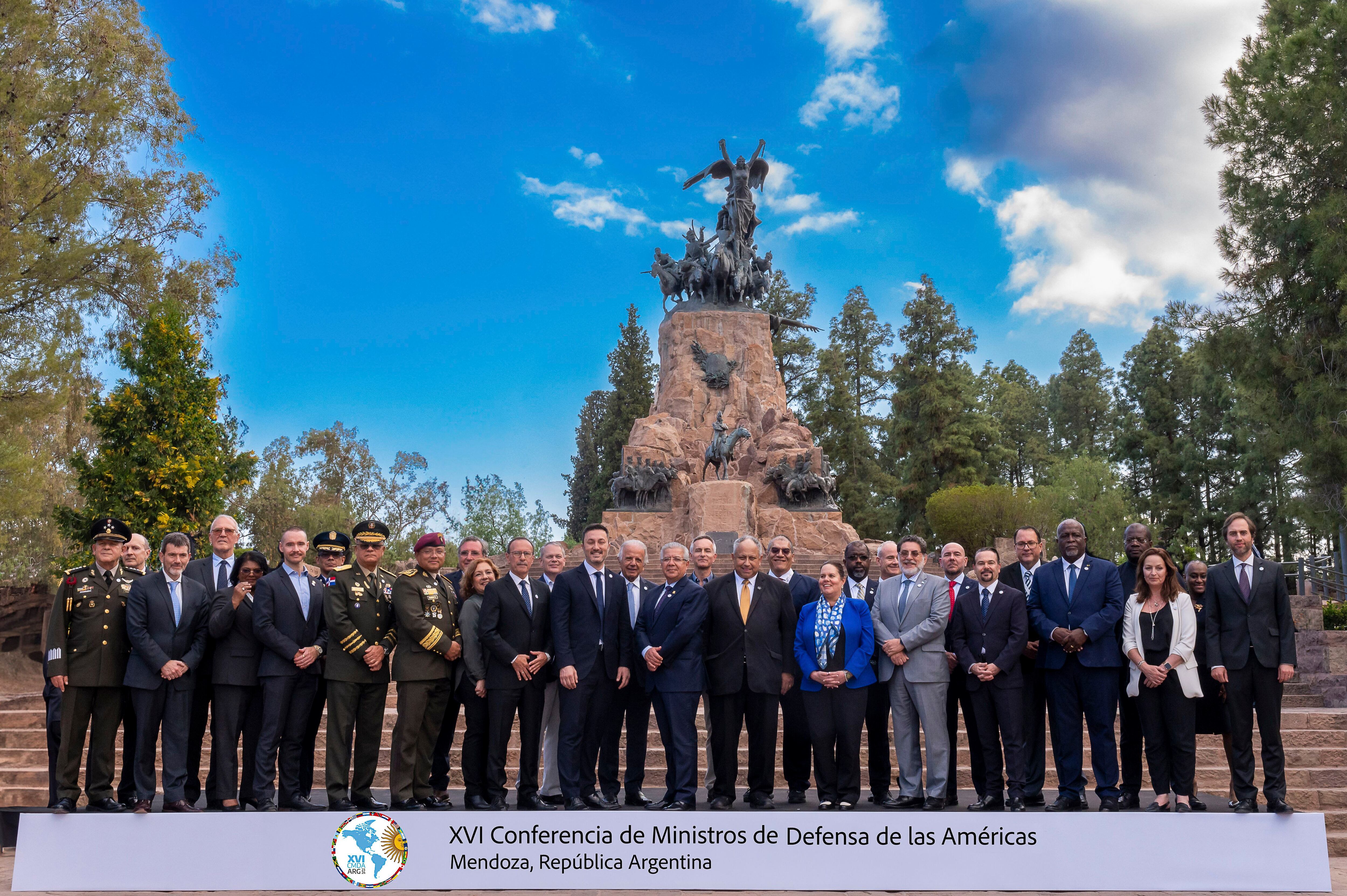 Luis Petri junto a ministros de otros países 