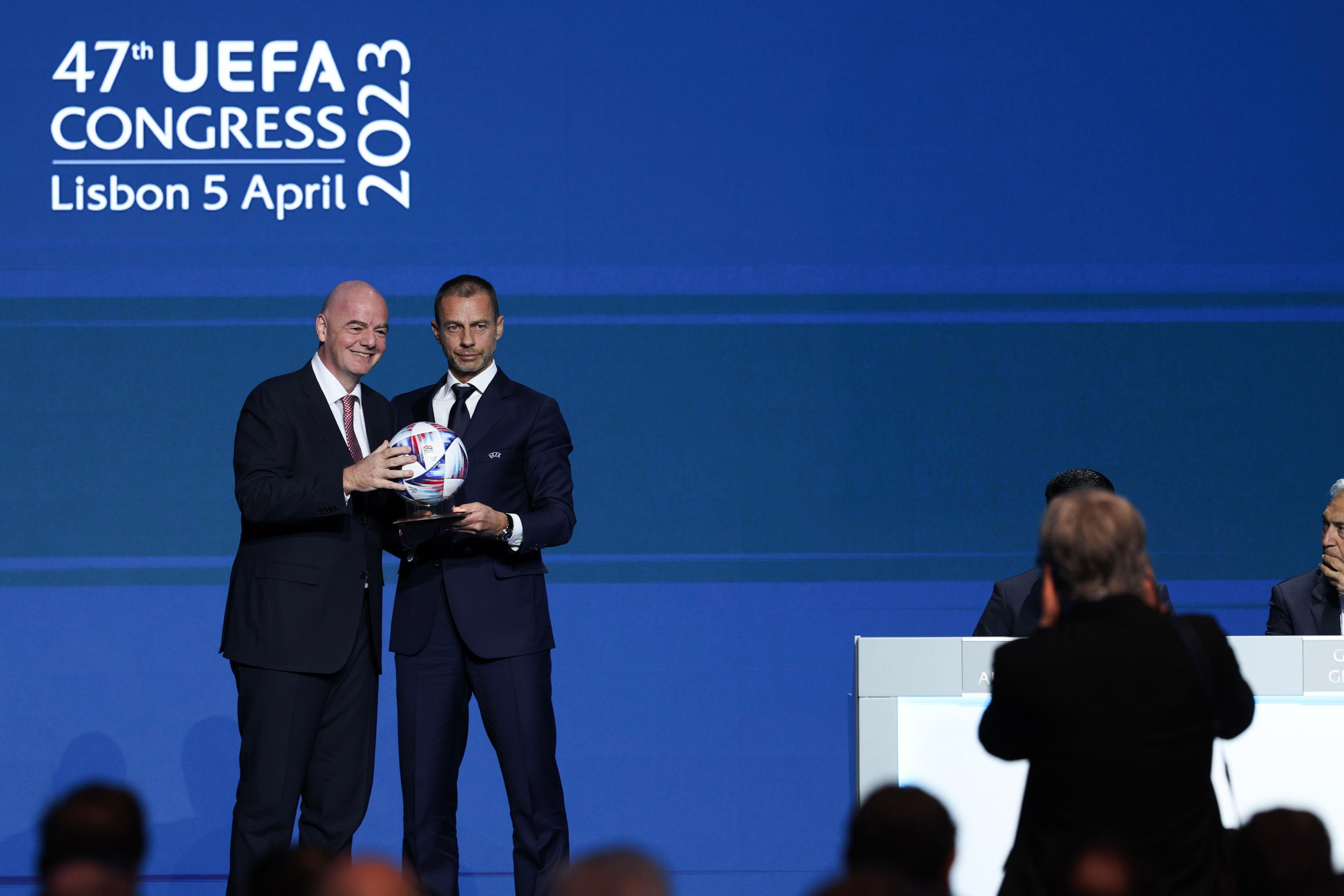 Foto de archivo del presidente de la FIFA Gianni Infantino (i) junto al presidente de la UEFA Aleksander Ceferin (d). EFE/EPA/MIGUEL A. LOPES
