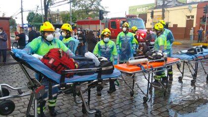Camillas preparadas para la evacuación de pacientes (@cbsantiago)