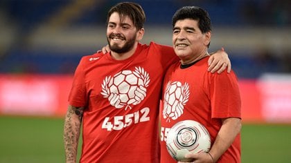 Padre e hijo compartiendo la pasión por la pelota en el Estadio Olímpico de Roma (Photo by Claudio Pasquazi/Anadolu Agency/Getty Images)