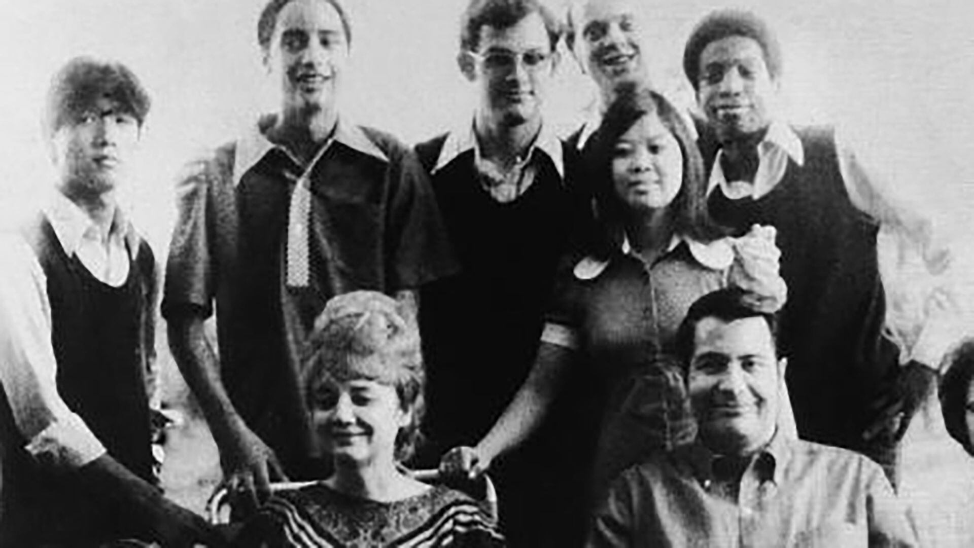 Jim Jones junto a su esposa Marceline con sus hijos adoptados, la cuñada del líder de la secta (semitapada, a la derecha) y los tres hijos de ella en California en 1976 
