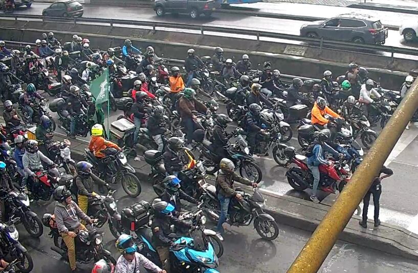 Un numeroso grupo de motociclistas salió a las calles de la capital del país para protestar por el alza en el precio de la gasolina, entre otras inconformidades. Foto: Tránsito Bogotá (Twitter).