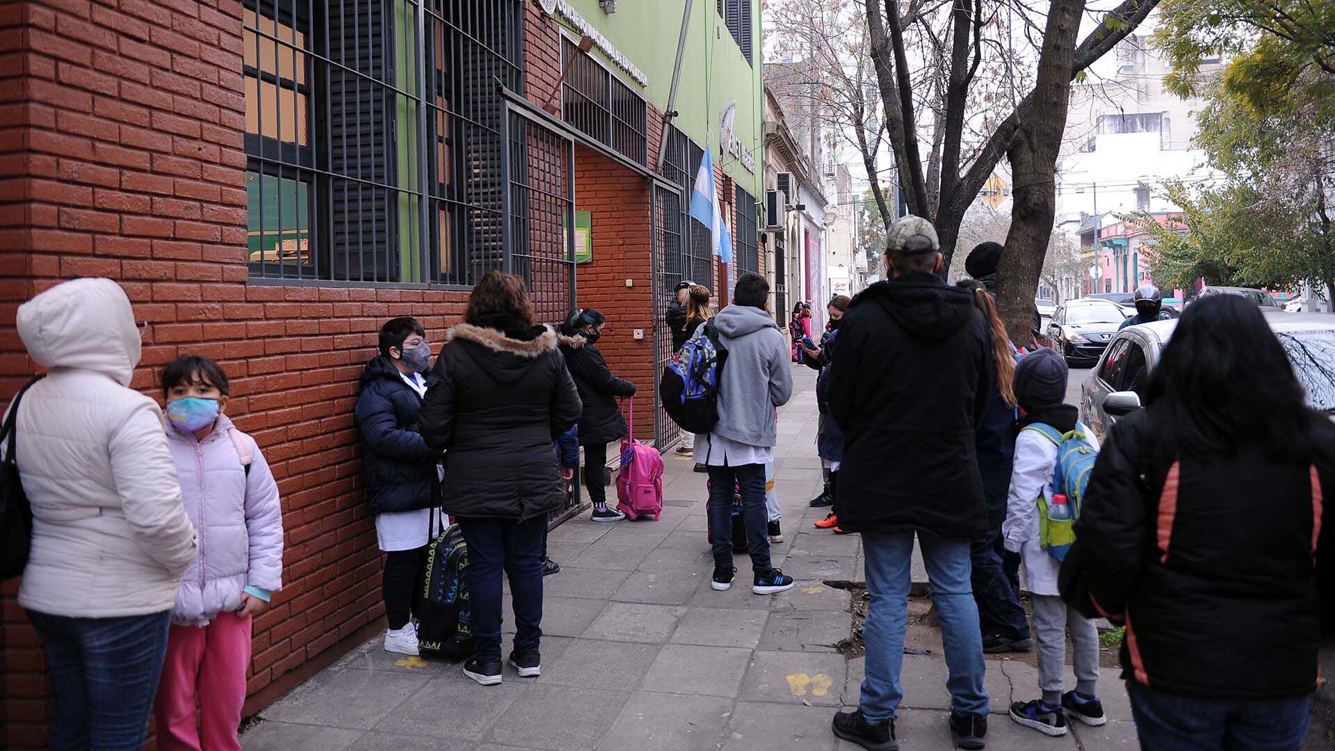 Los Motivos Por Los Que Los Padres Eligen Una Escuela Pública O Privada