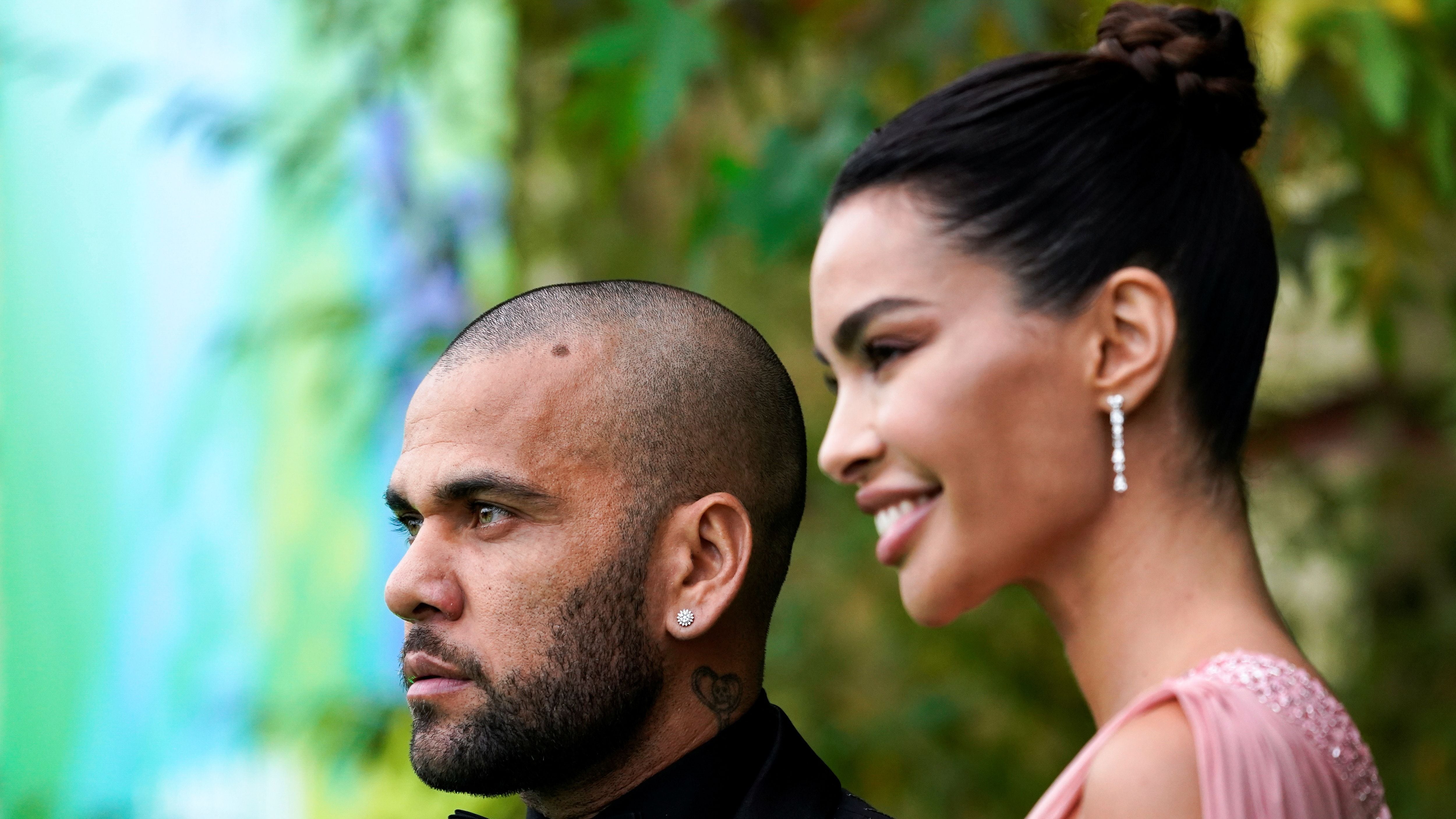 Dani Alves junto a Joana Sanz, en la época que eran pareja (Alberto Pezzali/Pool via REUTERS)