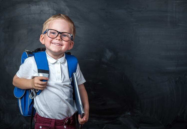 Un modo correcto de cargar las mochilas es sobre ambos hombros (Shutterstock)