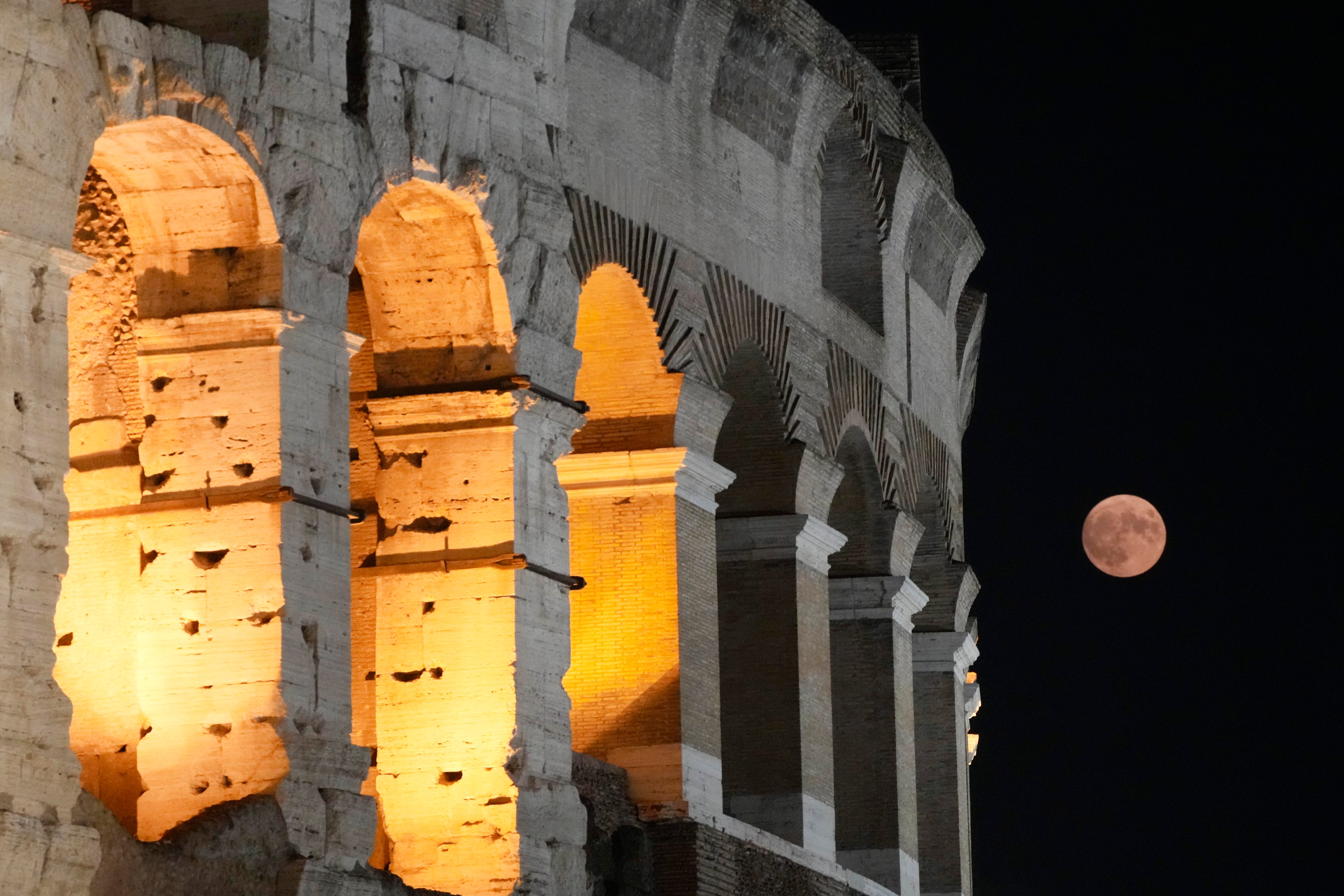 La superluna sobre el Coliseo de Roma, el miércoles 30 de agosto de 2023. (AP Foto/Gregorio Borgia)